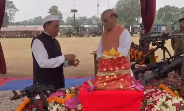 विजयदशमी के मौके पर रक्षा मंत्री राजनाथ सिंह ने जवानों के साथ किया शस्त्र पूजन 1 KSHITITECH 12A 34 1 KSHITITECH