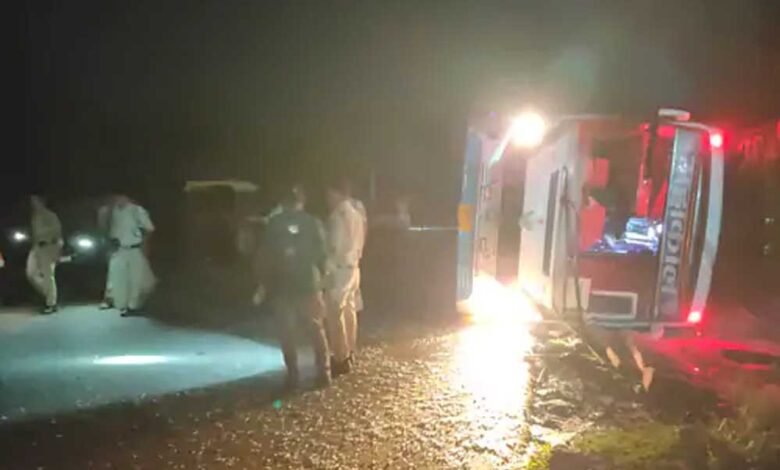 विदिशा के त्योंदा में बस पलटने से 6 घायल, पुलिस और ग्रामीणों ने बचाई यात्रियों की जान 1 KSHITITECH 19A 29 KSHITITECH