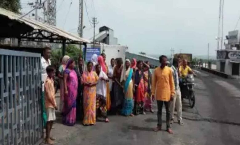 हैवी ब्लास्ट से परेशान महिलाओं ने हल्दीबाड़ी माईस का किया घेराव, खान प्रबंधन ने सप्ताहभर का मांगा समय 1 KSHITITECH 1 fatwa KSHITITECH