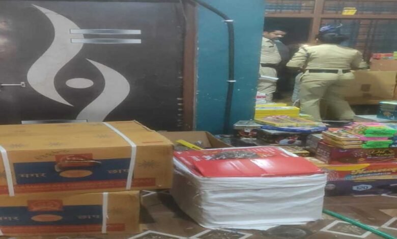 टीकमगढ़ पुलिस की बड़ी कार्यवाही दीपावली त्योहार के पहले अवैध पटाखों का जखीरा किया बरामद 1 KSHITITECH 21A 15 KSHITITECH