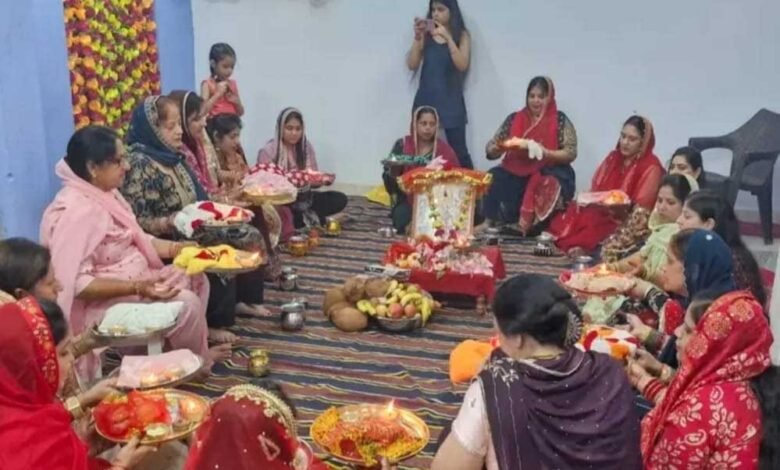 करवाचौथ व्रत पर महिलाओं ने की पूजा, पतियों के लंबी उम्र की करी कामना 1 KSHITITECH 21A 3 KSHITITECH