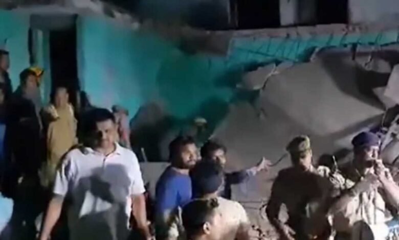 बुलंदशहर में ऑक्सीजन सिलेंडर विस्फोट, पूरा मकान ढहा, पति-पत्नी समेत 5 की मौत, कई लोगों के दबे होने की आशंका 1 KSHITITECH 22A 30 KSHITITECH