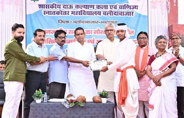 जनजातीय समाज का गौरवशाली अतीत एवं योगदान कार्यक्रम में हुए शामिल 1 KSHITITECH 25 7 KSHITITECH