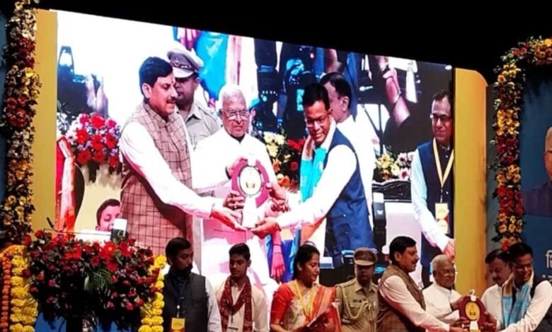 CM यादव ने 54 लाख बच्चों की यूनिफॉर्म के लिए 324 करोड़ रुपये की राशि जारी किए, 14 शिक्षकों को भी सम्मानित किया. 1 KSHITITECH 25A 57 KSHITITECH