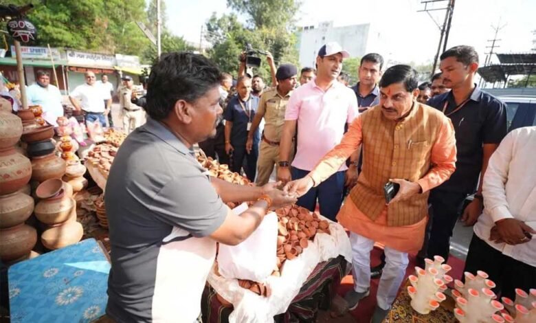 मुख्यमंत्री ने काफिला रुकवाकर मिट्टी के दीपक और मिट्टी के लक्ष्मी गणेश ख़रीदे, दिया Vocal for Local का संदेश 1 KSHITITECH 29A 53 KSHITITECH