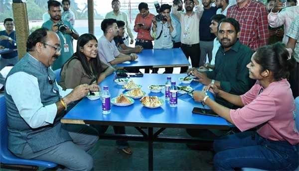 लाइब्रेरी आए उप मुख्यमंत्री साव ने भी लिया यहां के फरा-चटनी का स्वाद, सैंडविच के साथ चाय भी पी 1 KSHITITECH 35 1 KSHITITECH