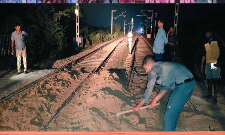 रायबरेली में ड्राइवर की सतर्कता से टला बड़ा रेल हादसा, पटरी न देख चालक ने रोकी ट्रेन, बालू के ढेर से ढंक गया था ट्रैक 1 KSHITITECH 7A 6 1 KSHITITECH