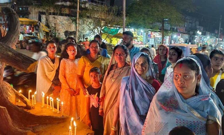 रानी अवंती चौक बस स्टैंड डिंड़ौरी में कैंडल जलाकर शांतिपूर्ण तरीके से मौन विरोध प्रदर्शन 1 KSHITITECH 8A 118 KSHITITECH