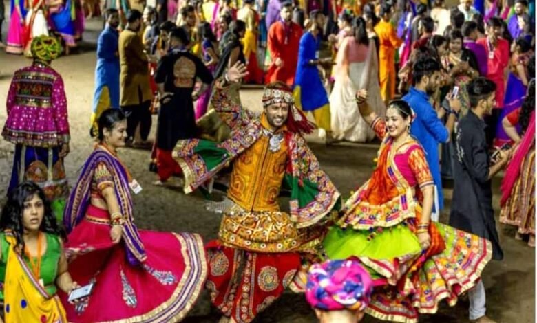 मनेंद्रगढ़ के गरबा नाइट्स धूम में उमड़ी भीड़, स्वास्थ्य मंत्री हुए शामिल 1 KSHITITECH 9A 96 KSHITITECH