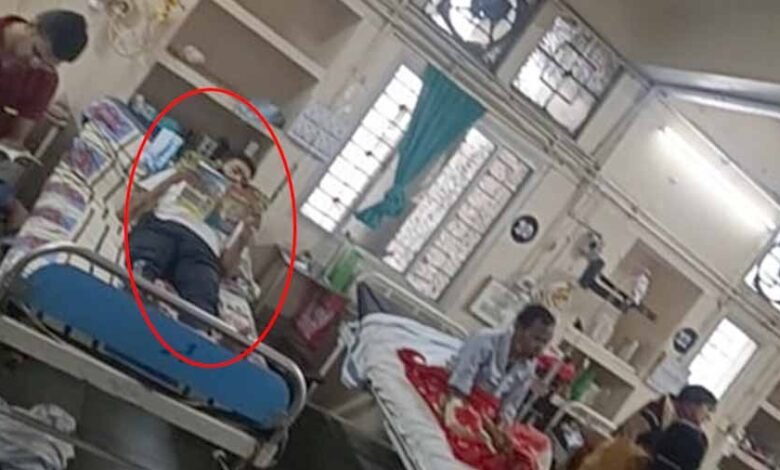 हथियार सप्लायर आरोपी से अस्पताल में मिल रहे रिश्तेदार, फोन पर कर रहा बातचीत, इतना VIP ट्रीटमेंट क्यों 1 KSHITITECH AROPI 8 KSHITITECH