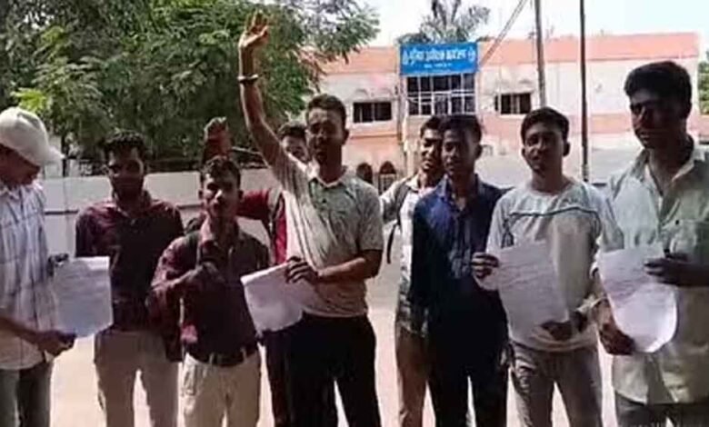 छत्तीसगढ़-धमतरी के मंदिर में असामाजिक तत्वों ने तोड़फोड़ कर खंडित कीं मूर्तियां 1 KSHITITECH Chhattisgarh 07 2 25 KSHITITECH