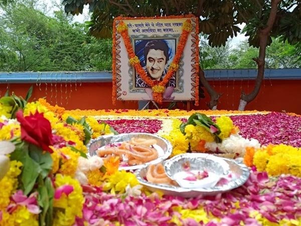 किशोरकुमार की पुण्यतिथि पर फूलों से महक उठी उनकी समाधि, दूध जलेबी का लगाया भोग 1 KSHITITECH Kishor4 KSHITITECH