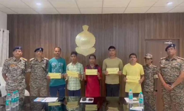 ‘नियद नेल्ला नार’ योजना के प्रभाव से प्रेरित होकर पांच माओवादियों ने पुलिस के समक्ष किया आत्मसमर्पण 1 KSHITITECH Naxal 12 KSHITITECH