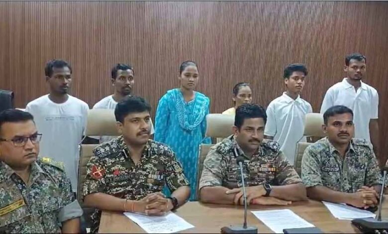 छत्तीसगढ़ सरकार की पुनर्वास नीति से प्रभावित होकर 6 नक्सलियों ने किया सरेंडर 1 KSHITITECH Naxal 8 KSHITITECH