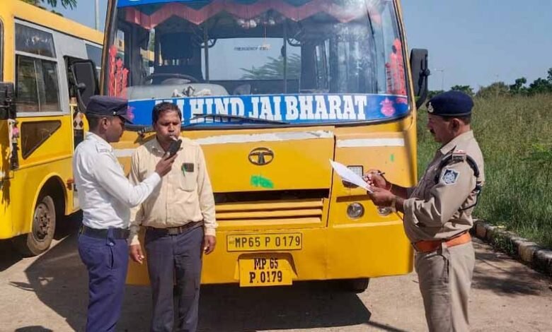 राजेंद्रग्राम एवं अमरकंटक में ट्रैफिक पुलिस द्वारा स्कूली वाहन चालकों की गई आकस्मिक चेकिंग 1 KSHITITECH School 5 KSHITITECH
