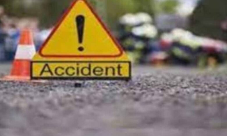 ट्रक और बाइक में सीधी भिड़ंत होने से तीन युवकों की दर्दनाक मौत, चालक मौके से फरार 1 KSHITITECH ac02 KSHITITECH