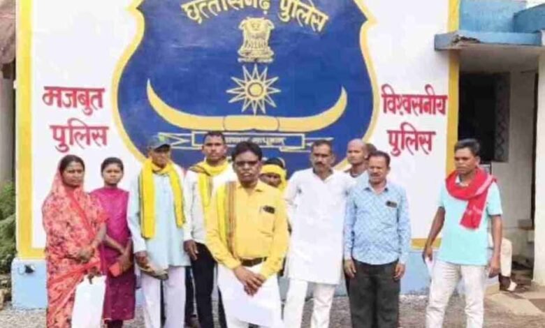 साजा विधायक के पुत्र की गिरफ्तारी नहीं होने से आदिवासी समाज नाराज, कलेक्टर से की मुलाकात 1 KSHITITECH adiwasi1 KSHITITECH