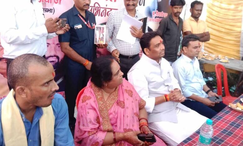 सार्वजनिक कार्यक्रम मैं पहुंचे क्षेत्रीय सांसद का किया गया आत्मीय स्वागत 1 KSHITITECH chat KSHITITECH