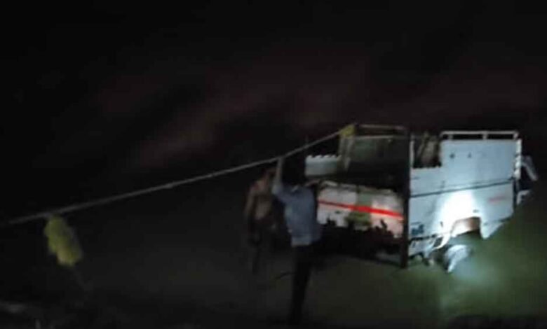 छत्तीसगढ़-सक्ती में नहर में पिकअप पलटने से दो बच्चे लापता 1 KSHITITECH chhattisgarh 03 2 8 KSHITITECH