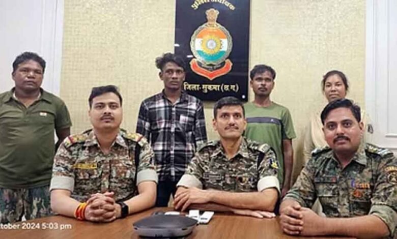 छत्तीसगढ़-सुकमा में दो नक्सलियों ने पुलिस के सामने किया सरेंडर 1 KSHITITECH chhattisgarh 04 2 17 KSHITITECH