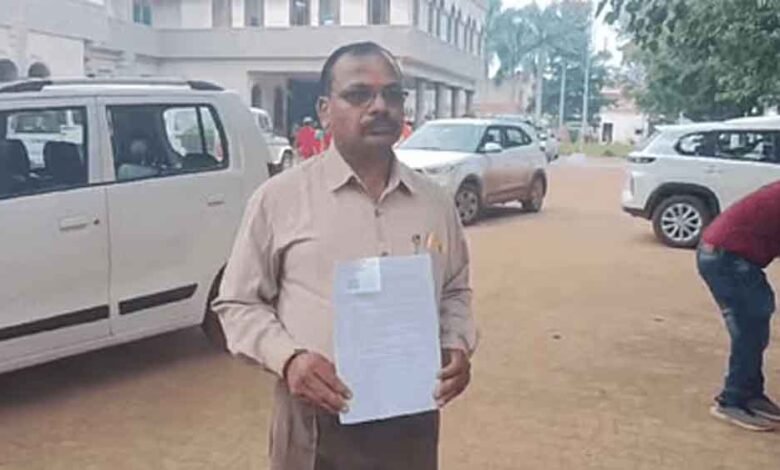 छत्तीसगढ़-धमतरी में हेडमास्टर का गुड़ाखू घिसते वीडियो बनाने पर सस्पेंड शिक्षक लगा रहा न्याय की गुहार 1 KSHITITECH chhattisgarh 07 2 19 KSHITITECH