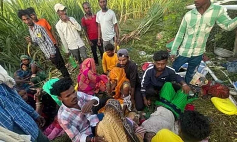 छत्तीसगढ़-कबीरधाम में तेज रफ्तार पिकअप पलटने से 16 लोग घायल 1 KSHITITECH chhattisgarh 11 2 5 KSHITITECH