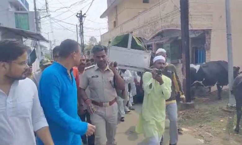 छत्तीसगढ़-मनेंद्रगढ़ के प्रधान आरक्षक की पत्नी और बेटी के जनाजे को एसपी ने दिया कंधा 1 KSHITITECH chhattisgarh 12 2 13 KSHITITECH