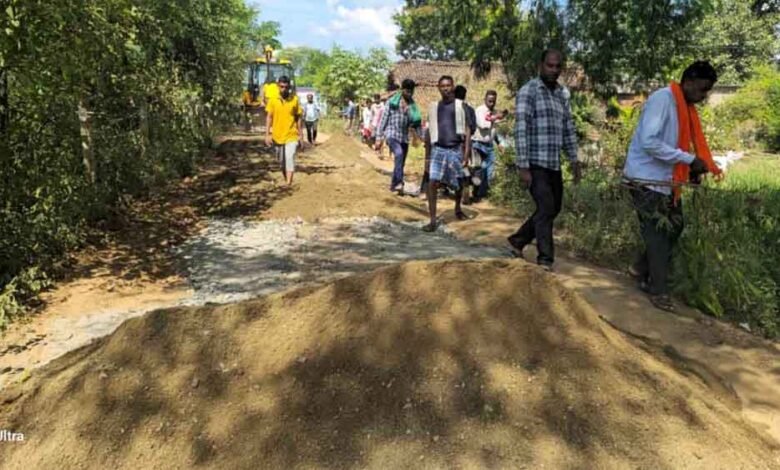 छत्तीसगढ़-गरियाबंद में सड़क की मरम्मत करवा रहे ओडिशा के क्रेशर संचालक 1 KSHITITECH chhattisgarh 14 2 13 KSHITITECH