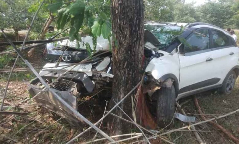 छत्तीसगढ़-कांकेर में पेड़ से कार टकराने से 6 शिक्षक घायल 1 KSHITITECH chhattisgarh 14 2 18 KSHITITECH