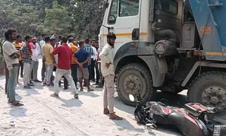 छत्तीसगढ़-कोरबा में टक्कर के बाद हाइवा ने नीचे से निकलकर बचे प्रोफेसर 1 KSHITITECH chhattisgarh 16 2 8 KSHITITECH