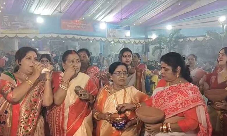 छत्तीसगढ़-रायपुर कालीबाड़ी में बंगाली परंपरानुसार हुई मां दुर्गा की पूजा और भव्य आरती 1 KSHITITECH chhattisgarh 17 2 4 KSHITITECH