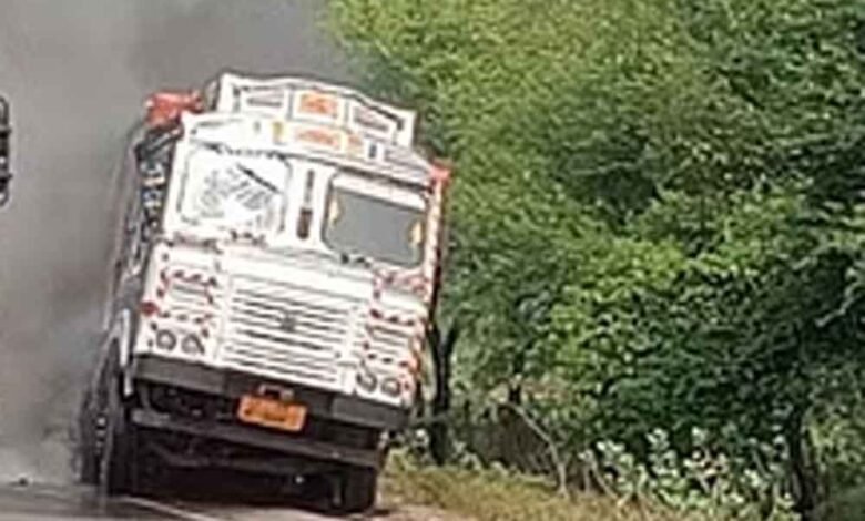छत्तीसगढ़-बेमेतरा में नेशनल हाईवे पर ट्रक में अचानक लगी आग 1 KSHITITECH chhattisgarh 20 2 1 KSHITITECH