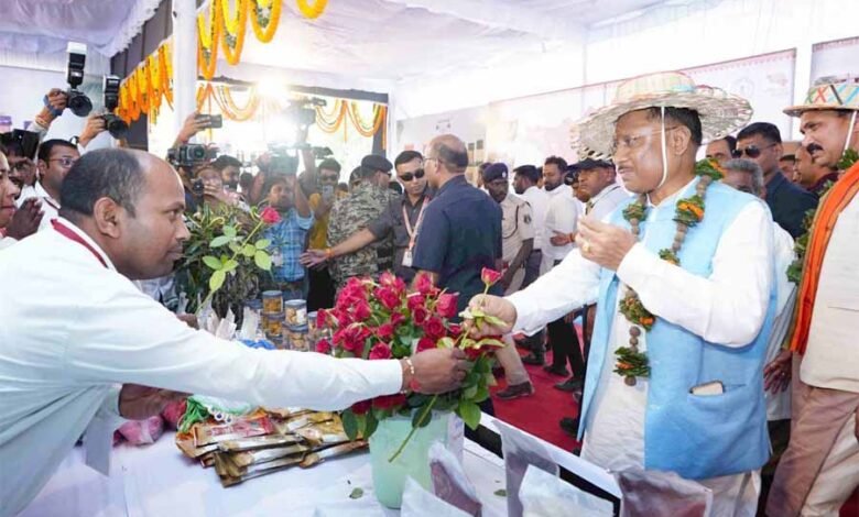 मुख्यमंत्री साय ने नौका विहार करते हुए खूबसूरती का उठाया लुत्फ़, मयाली नेचर कैंप का 10 करोड़ से होगा कायाकल्प 1 KSHITITECH cm 17 KSHITITECH