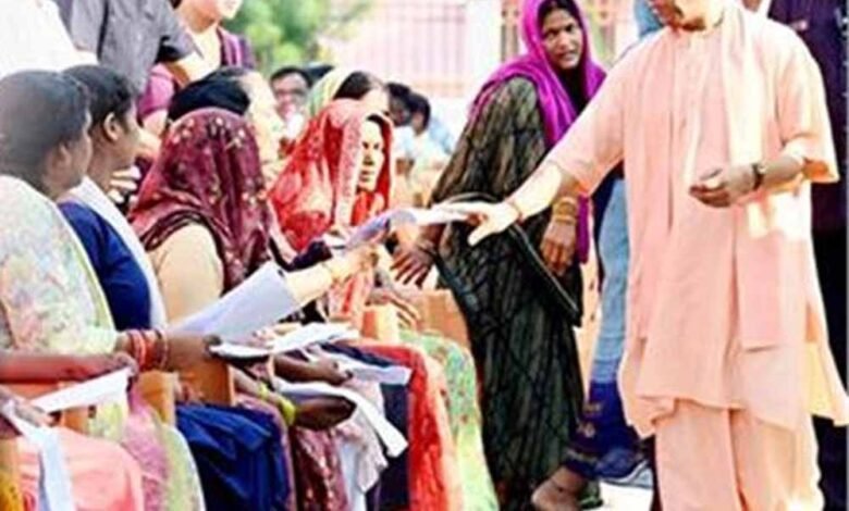 सीएम योगी ने जनता दर्शन में आए हुए सभी फरियादियों की समस्याएं सुनी 1 KSHITITECH cm yo2 2 KSHITITECH