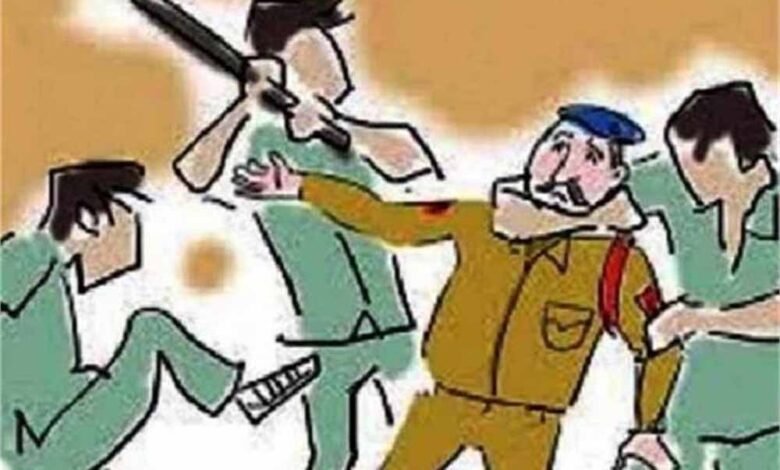 पैट्रोल पम्प से अपने मोटरसाइकिल में तेल डलवाकर भागने का प्रयास, हथियारबंद युवकों द्वारा पुलिस पार्टी के साथ कर दिया कांड 1 KSHITITECH craim KSHITITECH