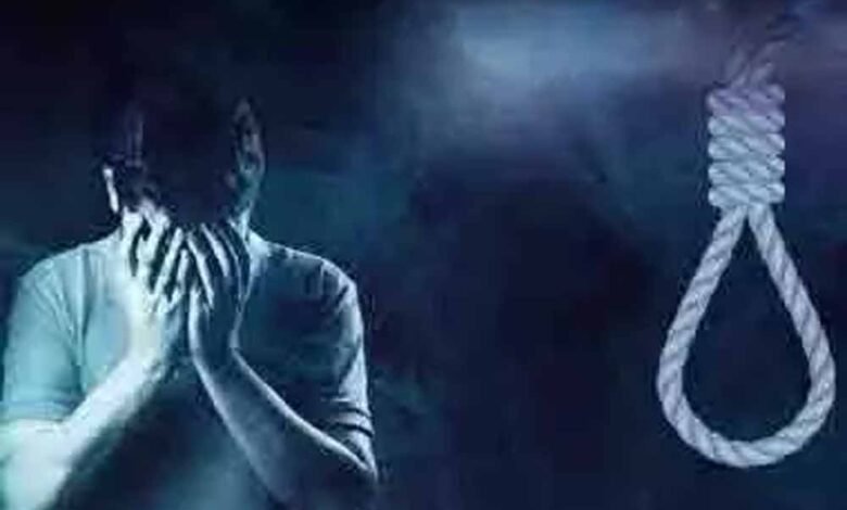 येदापल्ली मंडल के वड्डीपल्ली गांव में एक ही परिवार के तीन सदस्यों ने फांसी लगाकर आत्महत्या कर ली 1 KSHITITECH criem1 KSHITITECH