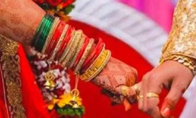पुलिस ने एक विवाहित महिला को शादी के बाद दहेज के लिए परेशान करने के आरोप में पति सहित 3 के खिलाफ मामला दर्ज 1 KSHITITECH dulahan1 KSHITITECH