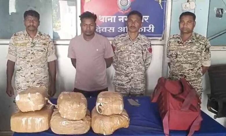 दो पहिया वाहन से हो रही गांजे की तस्करी, पुलिस ने एक आरोपी को किया गिरफ्तार 1 KSHITITECH ganga 1 KSHITITECH