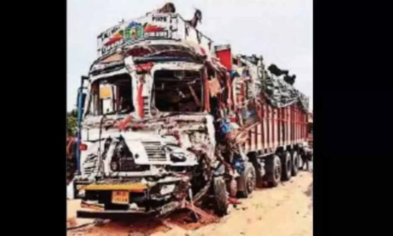 ट्रक में पीछे से आ रहे ट्रक ने मरी टक्कर, हादसे में ट्रक में भरे सौ बकरों की मौत 1 KSHITITECH gwl1 KSHITITECH