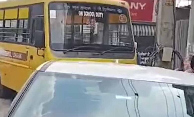 जालंधर में स्कूल बस व कार की टक्कर, मौके पर माहौल गरमाया 1 KSHITITECH jalandhar1 1 KSHITITECH