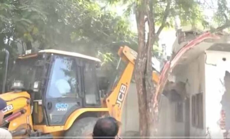मंदिर में RSS के 10 कार्यकर्ताओं पर हमला करने वालों के घर गरजा बुलडोजर, अब जयपुर में भी MP-UP वाला ऐक्शन 1 KSHITITECH jcb1 2 KSHITITECH