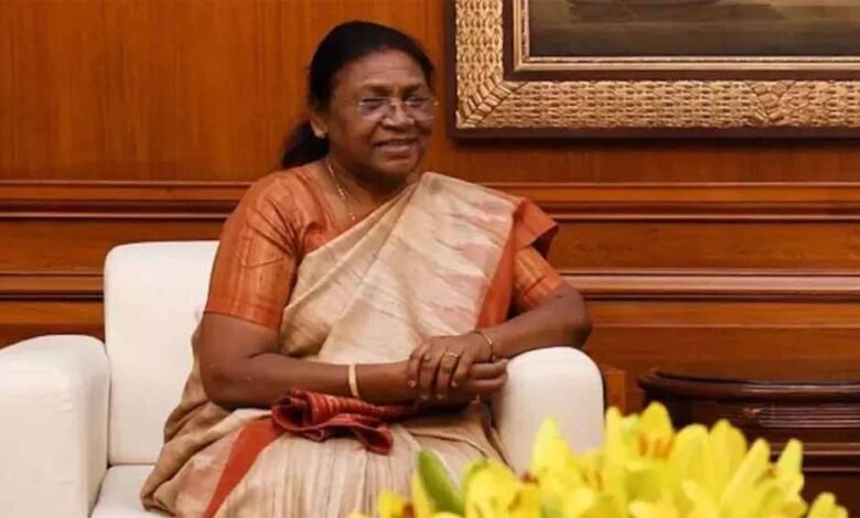देश के कई बाघ अभयारण्यों के निकट रहने वाले कलाकारों के एक समूह ने राष्ट्रपति द्रौपदी मुर्मू से मुलाकात की 1 KSHITITECH kalakar2 KSHITITECH
