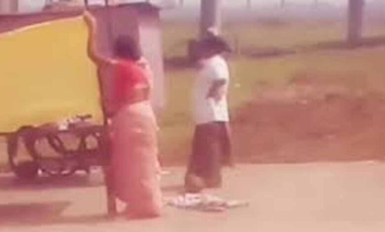 साड़ी का पर्दा लगाकर नर्मदा नदी के किनारे एक महिला की खुले में डिलीवरी हुई, मामले में जांच शुरू 1 KSHITITECH khandwa2 1 KSHITITECH