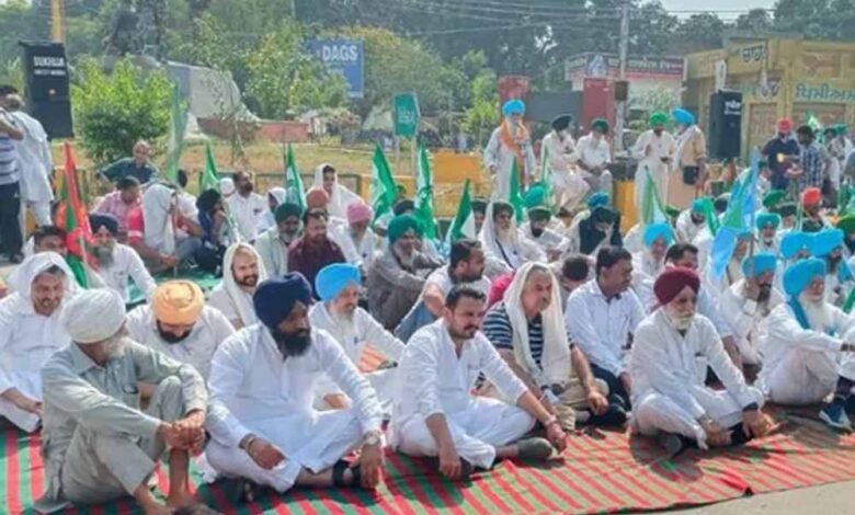 सेलर मालिकों और आढ़तियों ने रेलवे ट्रैक और हाईवे पर दिया धरना, मांगों को लेकर किसानों का प्रदर्शन 1 KSHITITECH kisan1 3 KSHITITECH