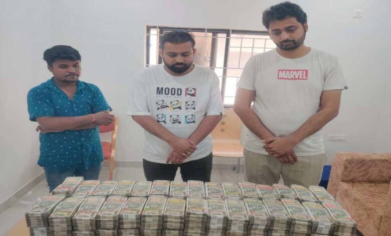 2 करोड़ 27 लाख रुपए सहित पकड़े गए दो युवक 1 KSHITITECH money1 KSHITITECH