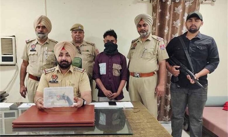 अवैध देसी हथियारों सहित जालंधर कमिश्नरेट पुलिस ने एक व्यक्ति को किया काबू 1 KSHITITECH pu1 1 KSHITITECH