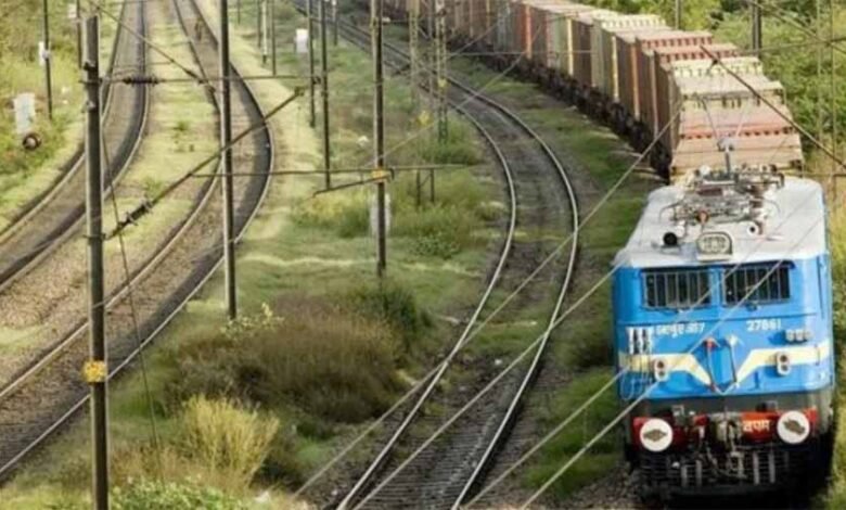मंडल रेल प्रबंधक प्रवीण पाण्डेय ने रेल कर्मयोगियों को किया समर्पित 1 KSHITITECH rail2 2 KSHITITECH