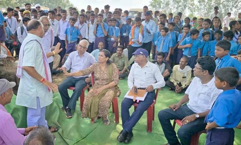 SDM के सवाल पर प्रदर्शनकारियों ने कहा, वे किसी पार्टी से नहीं हैं, बल्कि बच्चों के भविष्य के लिए लड़ रहे हैं 1 KSHITITECH raipur 2 KSHITITECH