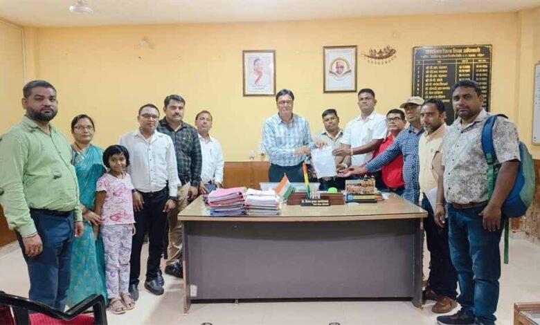 डीईओ से मिलकर शिक्षक मोर्चा पदाधिकारीयो ने शीघ्र प्रधान पाठक पर पदोन्नति की मांग की 1 KSHITITECH raipur 4 KSHITITECH