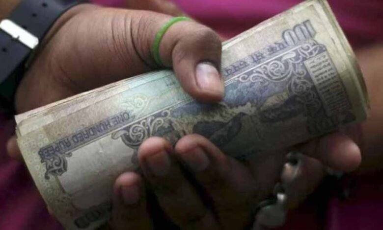 रोजगार सहायक को रिस्वत लेते उज्जैन से आई लोकायुक्त संगठन की टीम ने पकड़ा 1 Console Corptech Pradakshina Consulting Pvt Ltd riswat1 3 Console Corptech Pradakshina Consulting Pvt Ltd